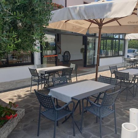 Hotel La Favorita Пескиера дел Гарда Екстериор снимка