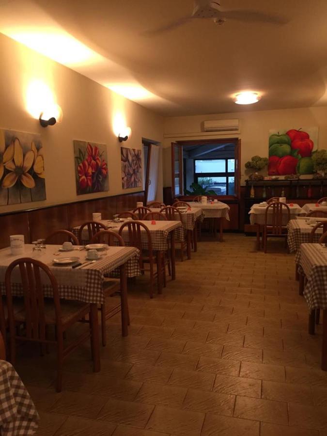 Hotel La Favorita Пескиера дел Гарда Екстериор снимка