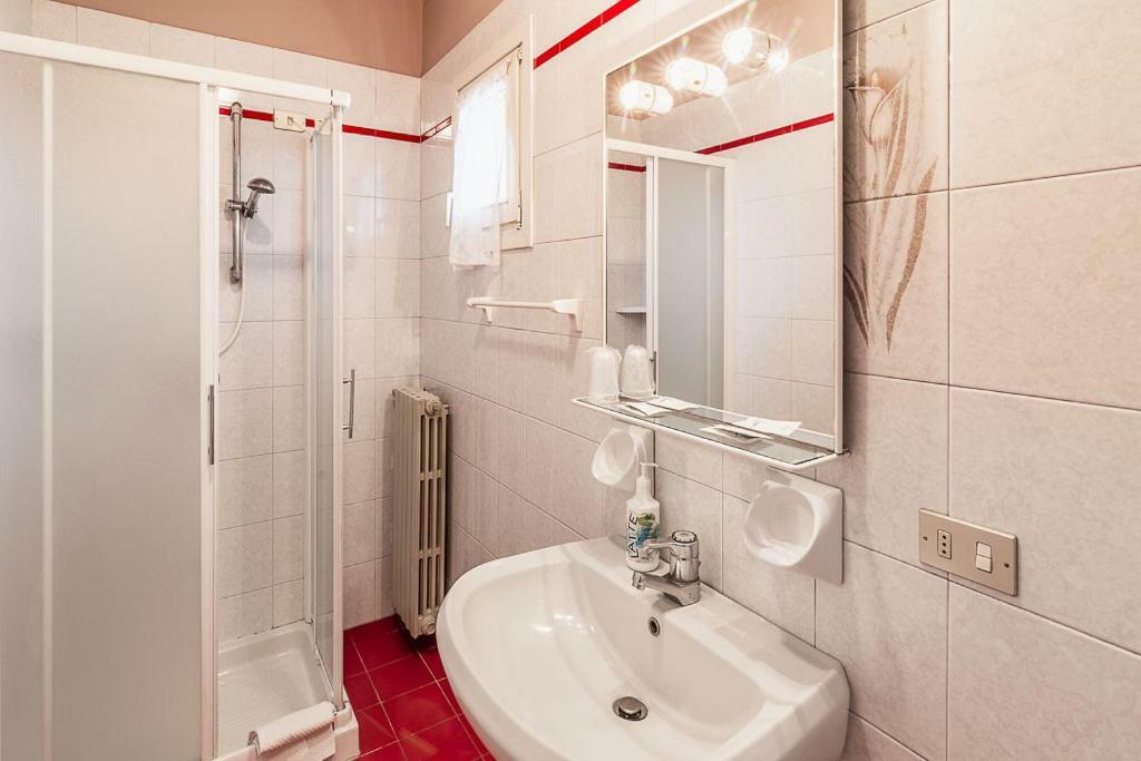 Hotel La Favorita Пескиера дел Гарда Екстериор снимка