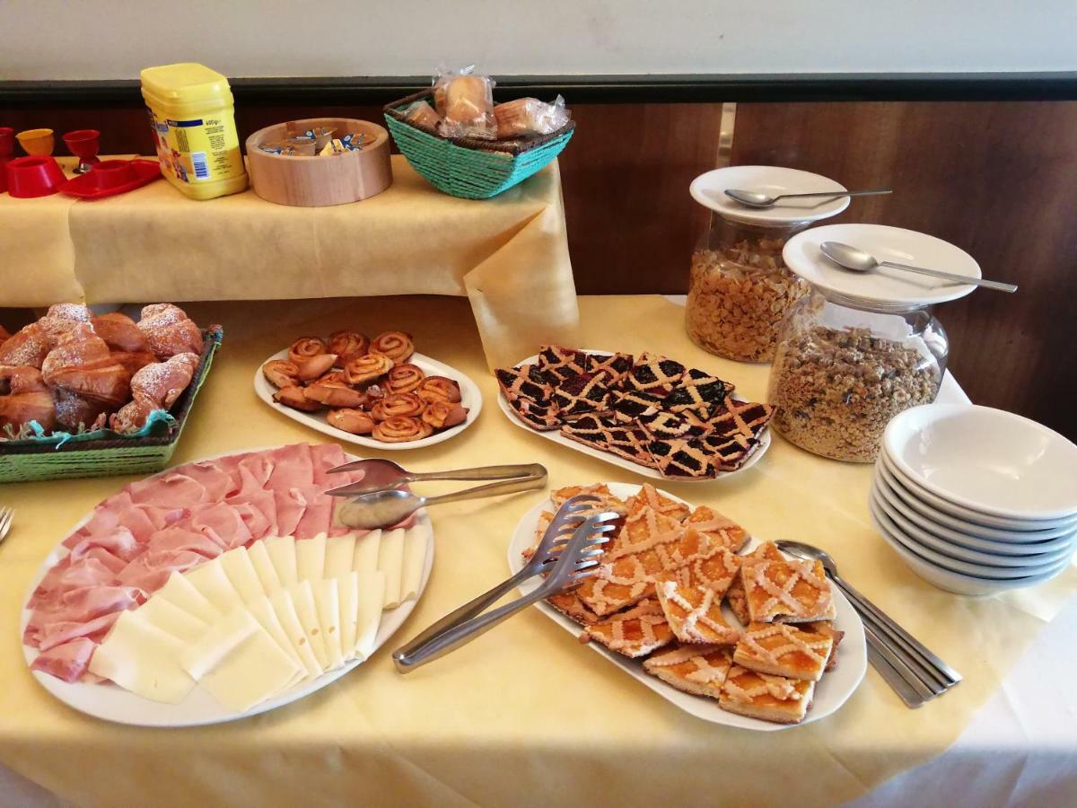 Hotel La Favorita Пескиера дел Гарда Екстериор снимка
